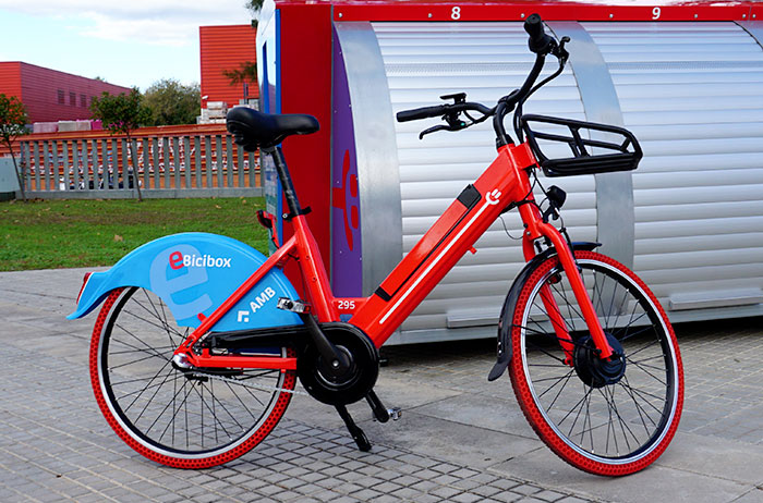 Bicicleta eBicibox vermella aparcada al carrer