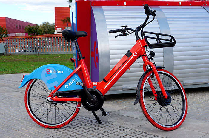 Bicicleta eBicibox roja aparcada en el calle