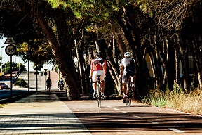 Ciclistas circulando por un carril bici