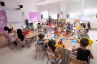 foto de niños sentados en pupitres en una escuela en Gava