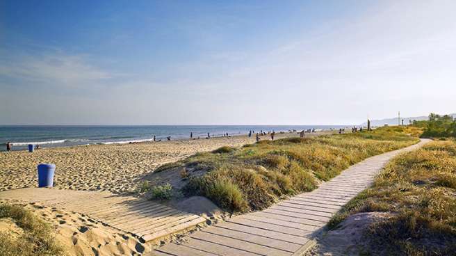 Vista de la playa desde un camino de madera