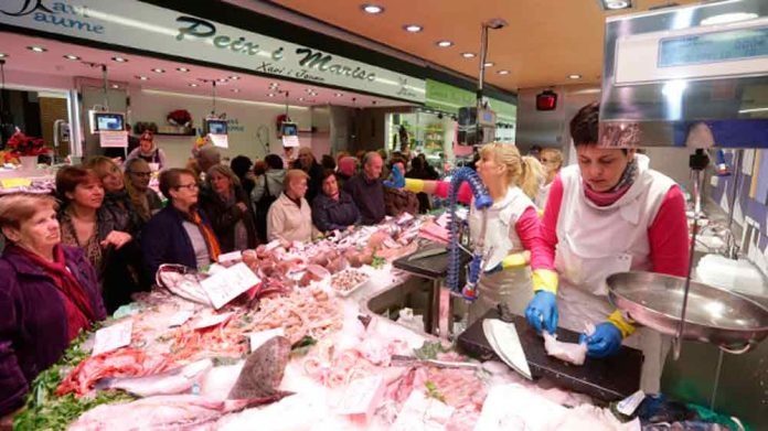 Los mercados municipales reciben 1,6 millones de clientes al año