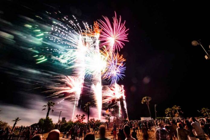 Servei de bus gratuït a la platja per anar al Castell de Focs