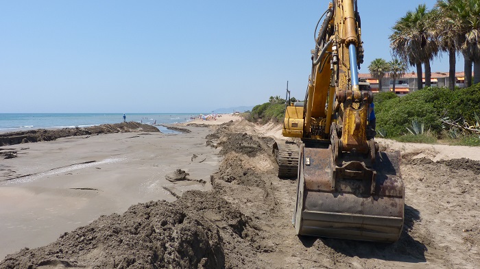 Nova aportació de sorra a la platja de Gavà per pal·liar la regressió