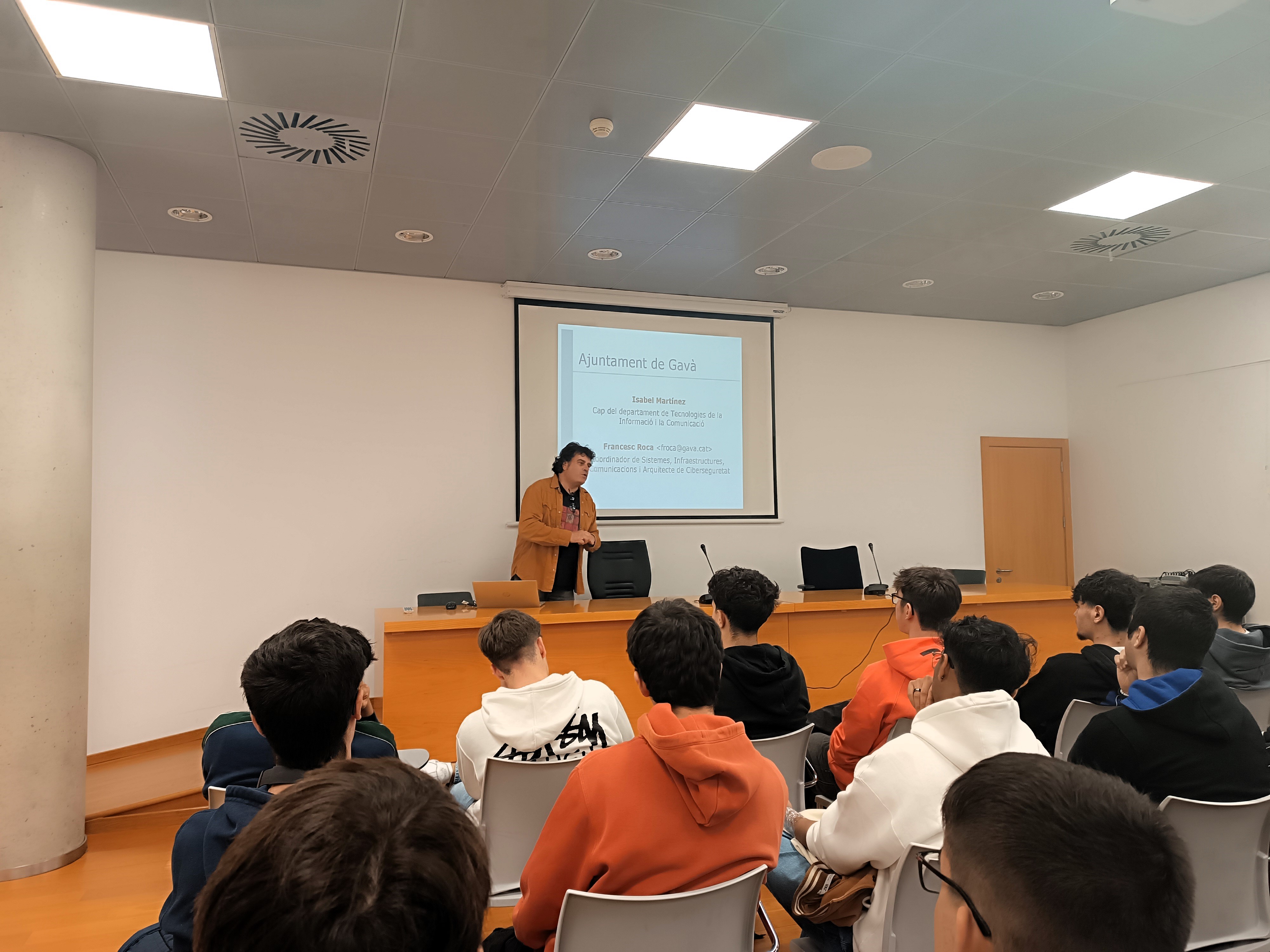 Los alumnos del IES El Calamot descubren las instalaciones tecnológicas del Ayuntamiento de Gavà